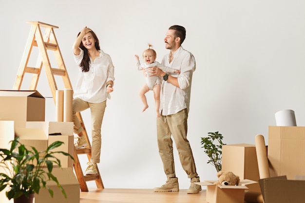 Paar zieht in ein neues Zuhause. Glückliche verheiratete Menschen kaufen eine neue Wohnung, um gemeinsam ein neues Leben zu beginnen