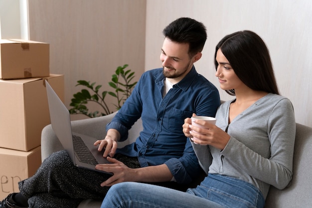 Paar zieht in ihr neues Zuhause ein