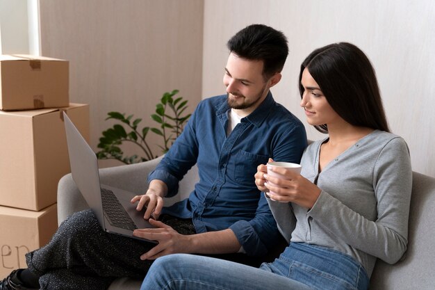 Paar zieht in ihr neues Zuhause ein