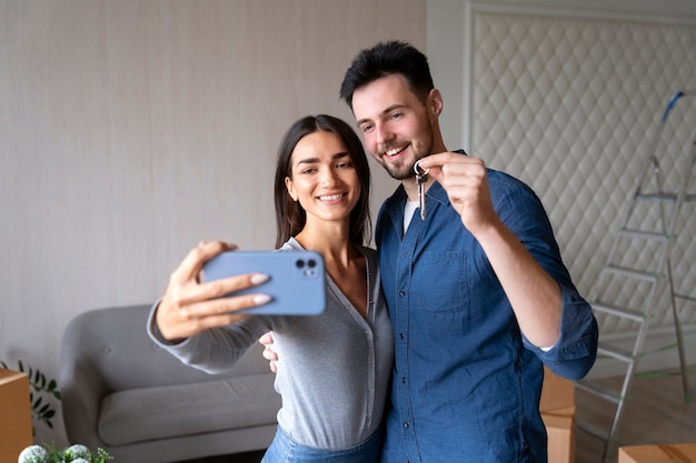 Kostenloses Foto paar zieht in ihr neues zuhause ein