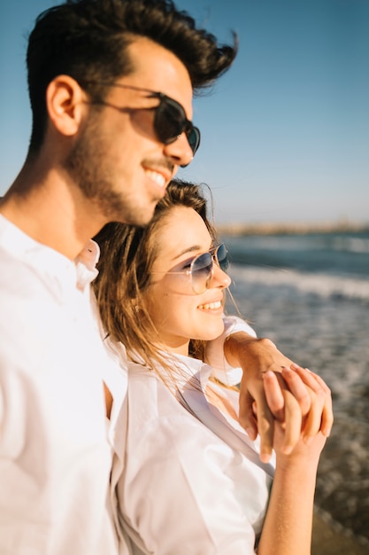 Kostenloses Foto paar zu fuß am strand