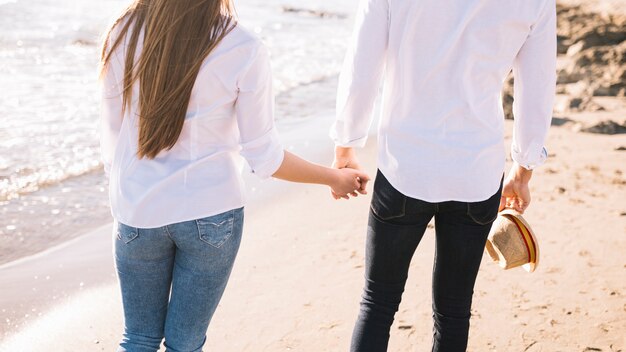 Paar zu Fuß am Strand