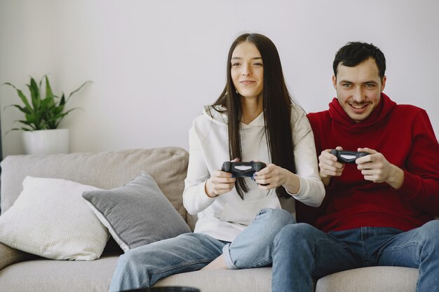 Paar zu Hause, das Videospiele spielt