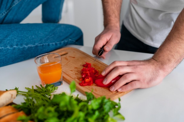 Kostenloses Foto paar zu hause kochen