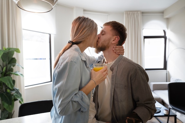 Kostenloses Foto paar zu hause verbringt zeit zusammen