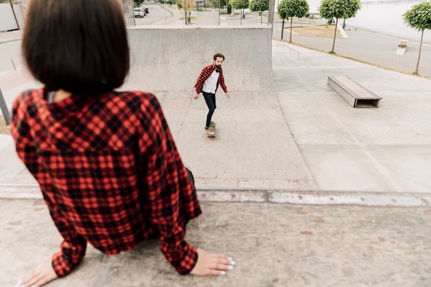 Paar zusammen im Skatepark