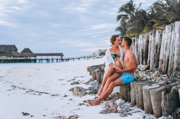 Paar zusammen im Urlaub am Meer