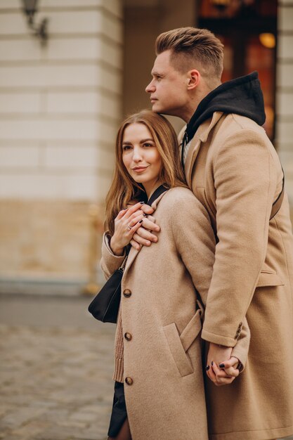 Paar zusammen zu Fuß auf der Straße am Valentinstag