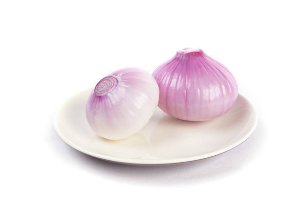 Paar Zwiebeln auf einem weißen Teller isoliert