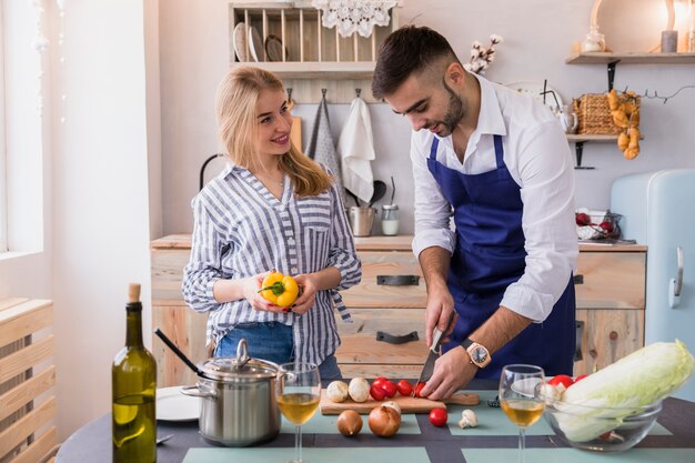 Paarausschnittgemüse für Salat auf hölzernem Brett