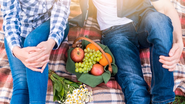 Paare am Picknick auf Rasen im Park