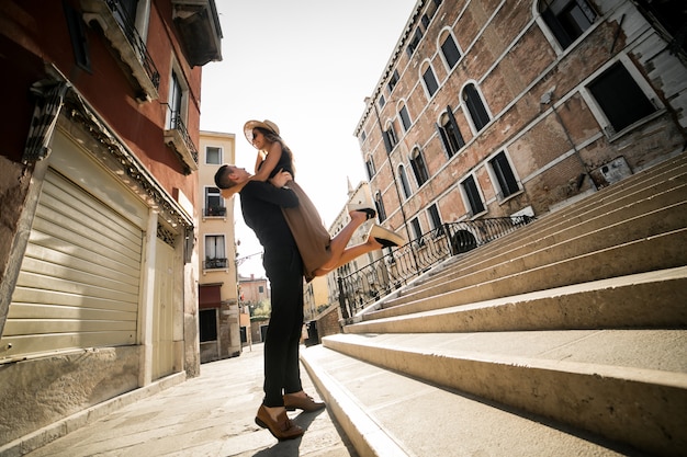 Kostenloses Foto paare auf flitterwochen in venedig