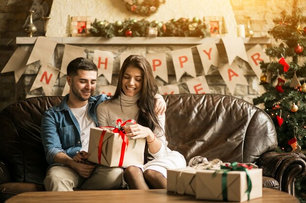 Paare auf Weihnachten mit Geschenken