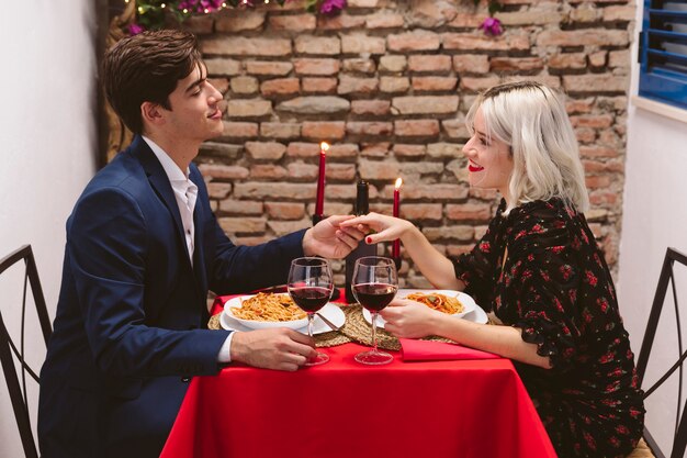 Paare, die am Valentinstag zu Abend essen