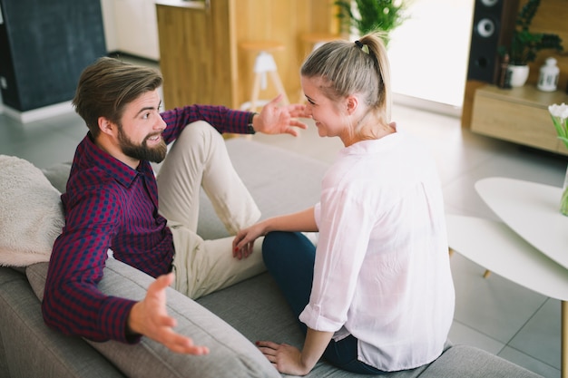 Paare, die auf Couch einwirken