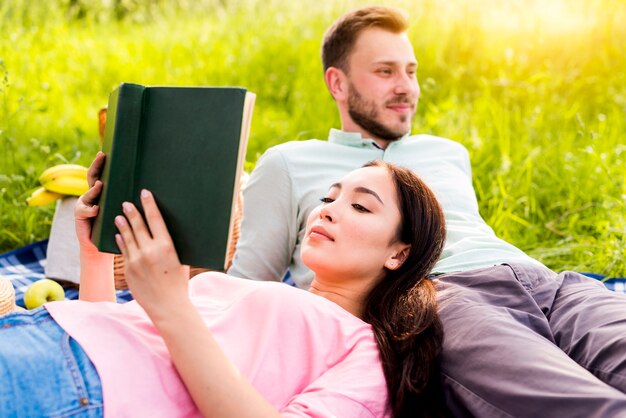 Paare, die auf Picknick im Park sich entspannen