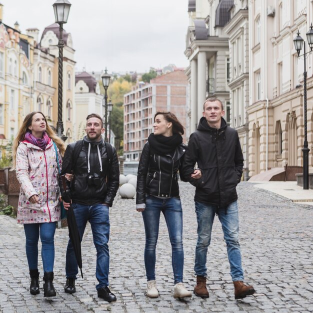 Paare, die auf Stadtstraße gehen