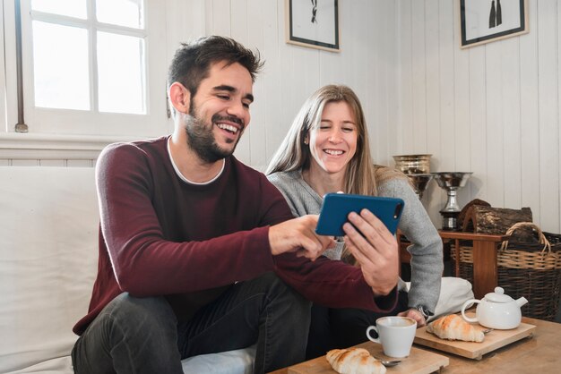 Paare, die Bilder im Telefon betrachten