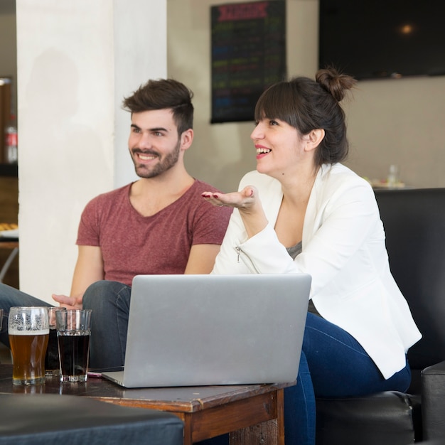 Paare, die das Getränk im Restaurant genießen