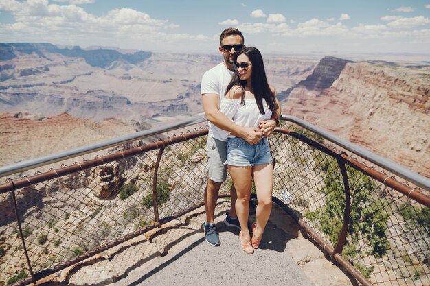 Paare, die den Grand Canyon in Arizona erforschen