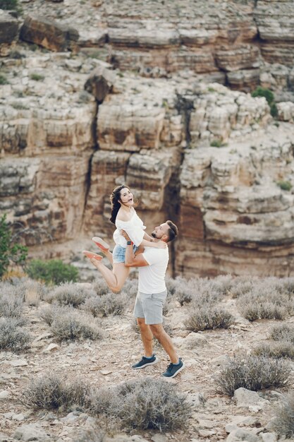 Paare, die den Grand Canyon in Arizona erforschen