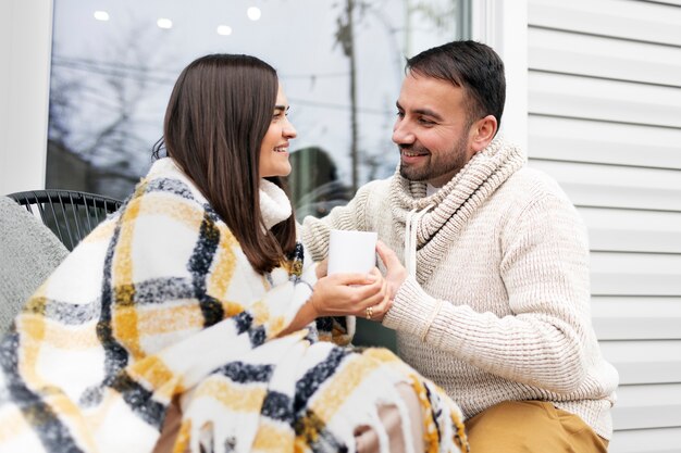 Paare, die den Winterlebensstil genießen