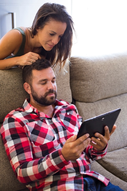 Kostenloses Foto paare, die digitalen tablettenschirm betrachten