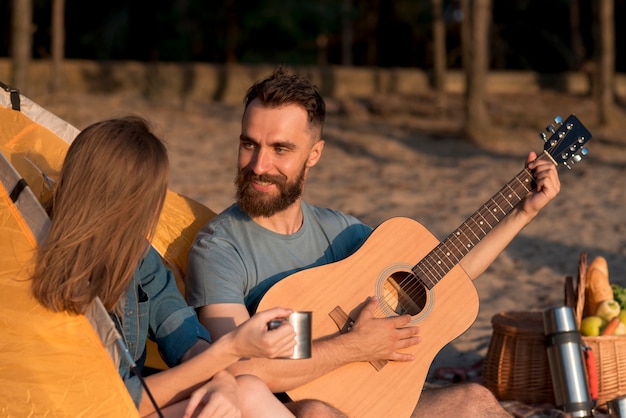 Kostenloses Foto paare, die durch das zelt singen und einander betrachten