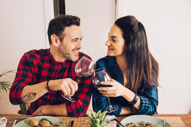 Paare, die ein Abendessen mit Wein essen