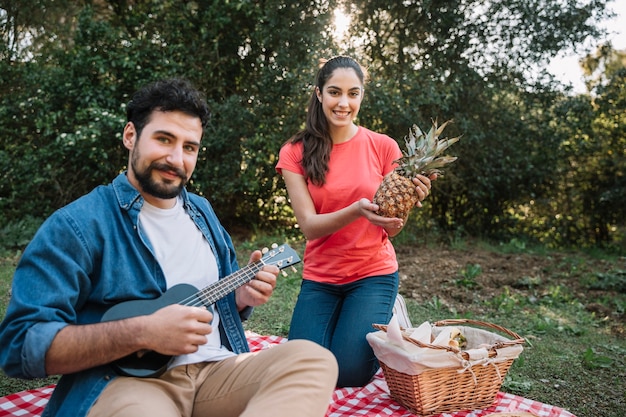 Paare, die ein Picknick haben