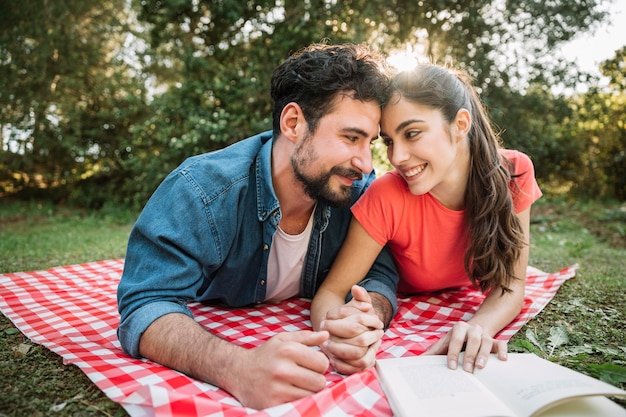 Kostenloses Foto paare, die ein picknick in der natur tun