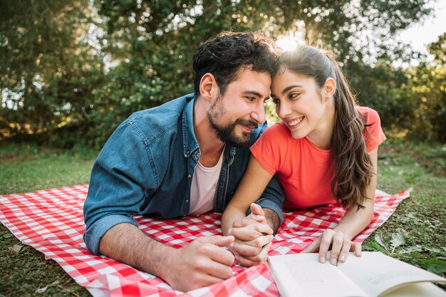 Paare, die ein Picknick in der Natur tun