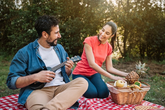 Paare, die ein Picknick tun