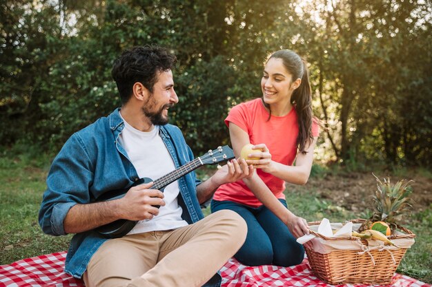 Paare, die ein Picknick tun
