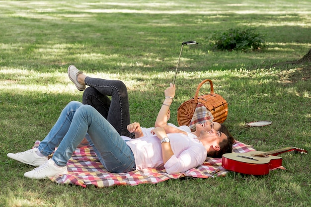 Paare, die ein selfie auf einem Picknick nehmen