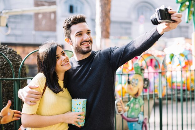 Paare, die ein selfie in einem Freizeitpark nehmen