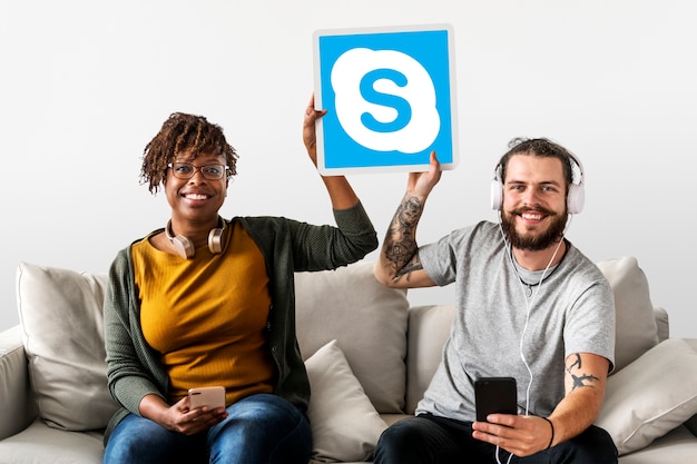 Paare, die eine skype-ikone zeigen