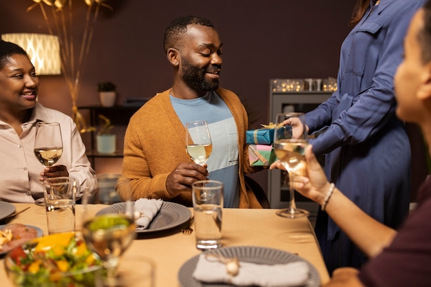 Kostenloses Foto paare, die geburtstag feiern