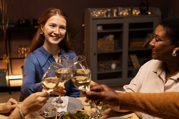 Kostenloses Foto paare, die geburtstag feiern