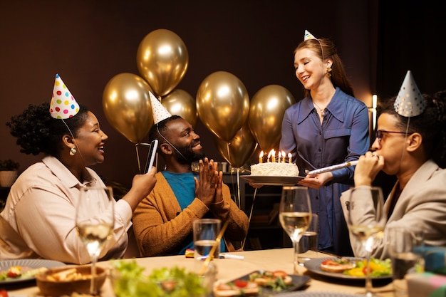 Paare, die Geburtstag feiern