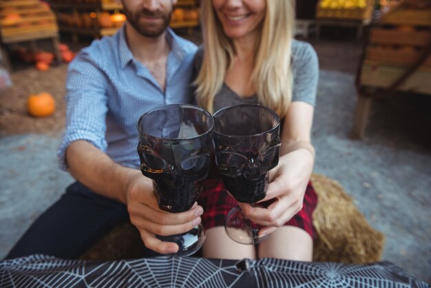 Paare, die Gläser Wein rösten
