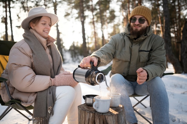 Paare, die ihr Winterlager genießen