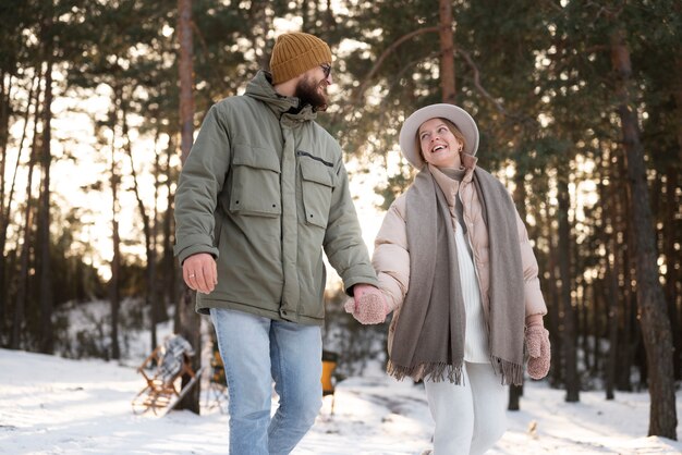 Paare, die ihr Winterlager genießen