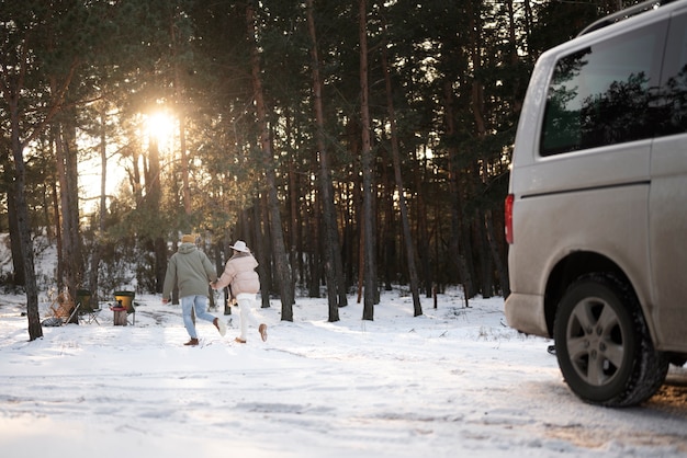 Paare, die ihr Winterlager genießen