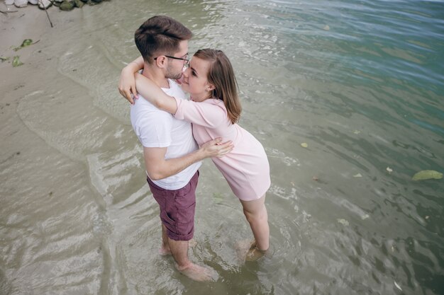 Paare, die im Meerwasser zu küssen