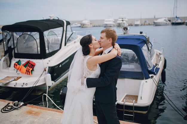 Paare, die im Seehafen küssen