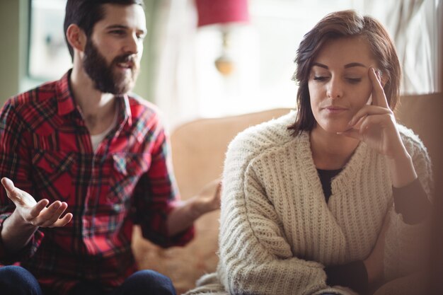 Paare, die im Wohnzimmer sich argumentieren