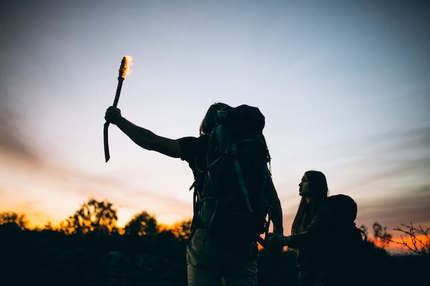 Paare, die in den Bergen wandern