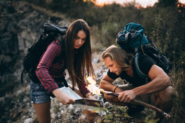 Paare, die in den Bergen wandern