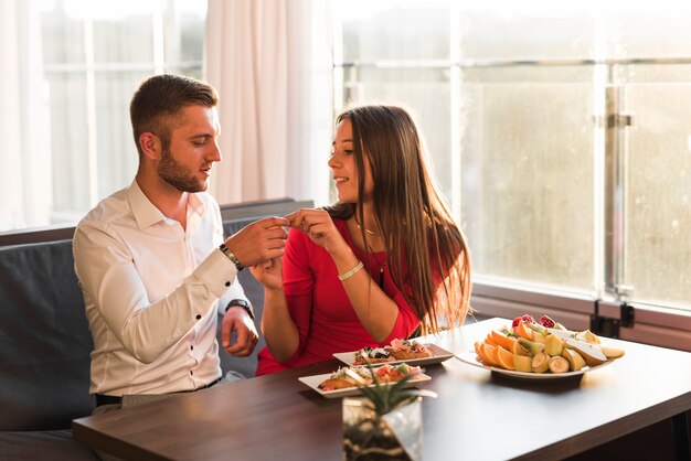 Paare, die in einem Restaurant zu Abend essen